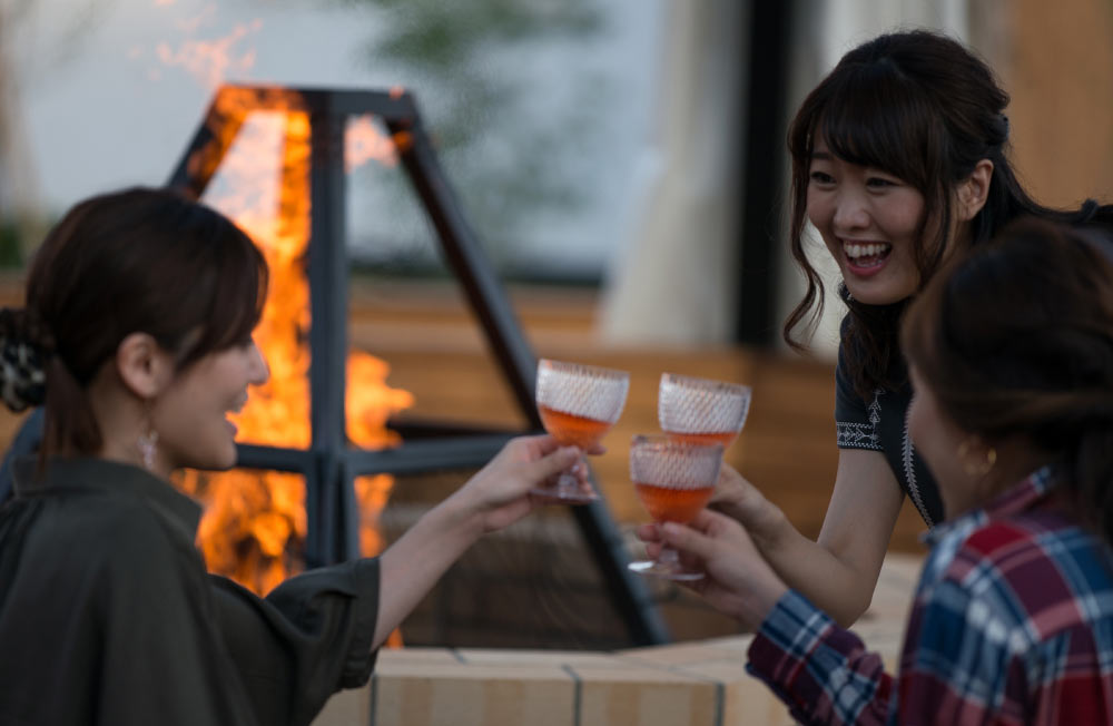 GRAX HANARE グランピング・ヴァケーション・ヴィラ 乾杯　女子会　焚き火　ワイン