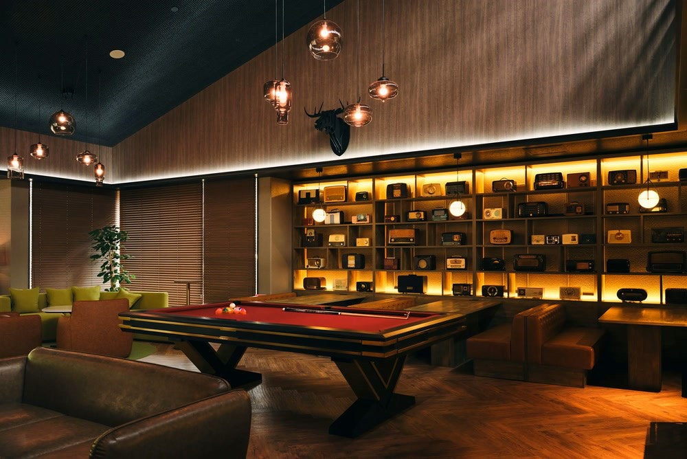 WOODMAN LOUNGE